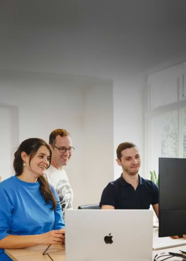 Ein Smartphone mit einer Android-App, das die Expertise von Cayas in der Android-Entwicklung zeigt.