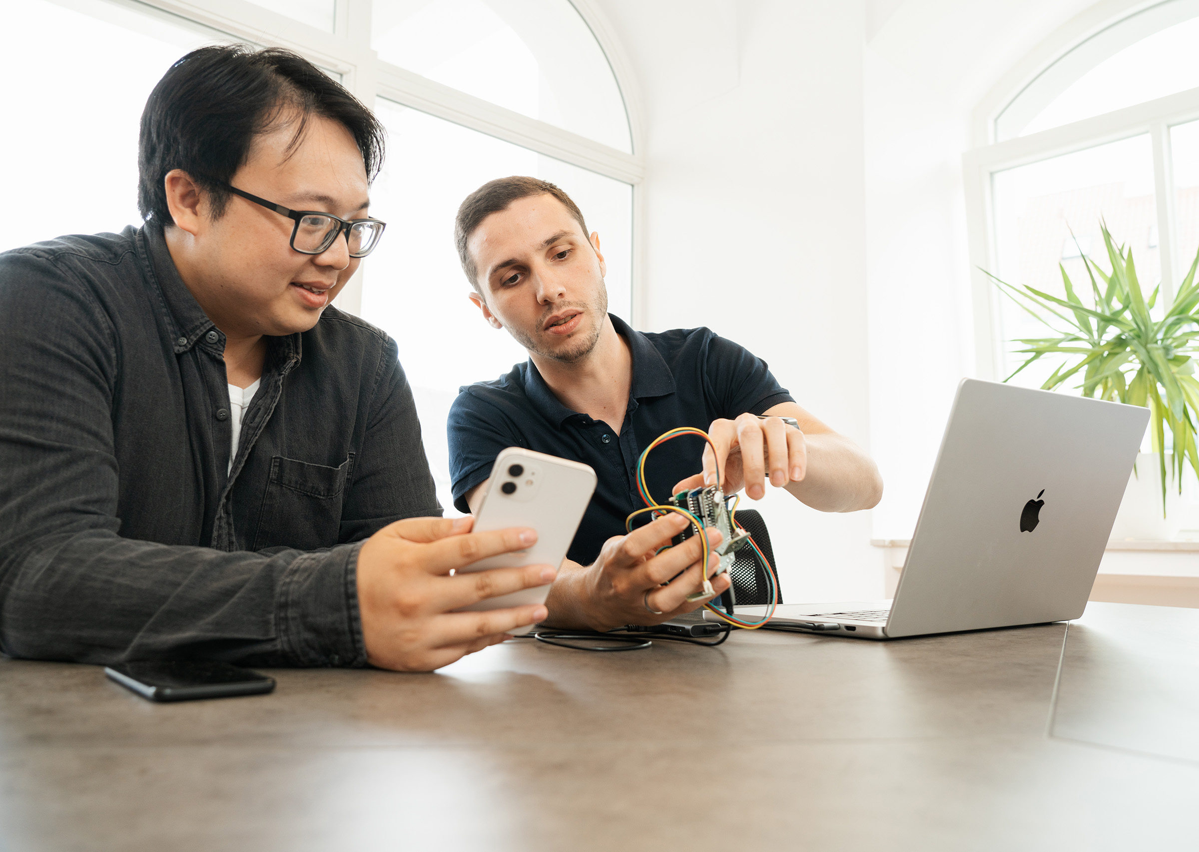 Ein Entwickler arbeitet an einem innovativen Technologie-Projekt, was den Fokus von Cayas auf Innovation und Technologie symbolisiert.