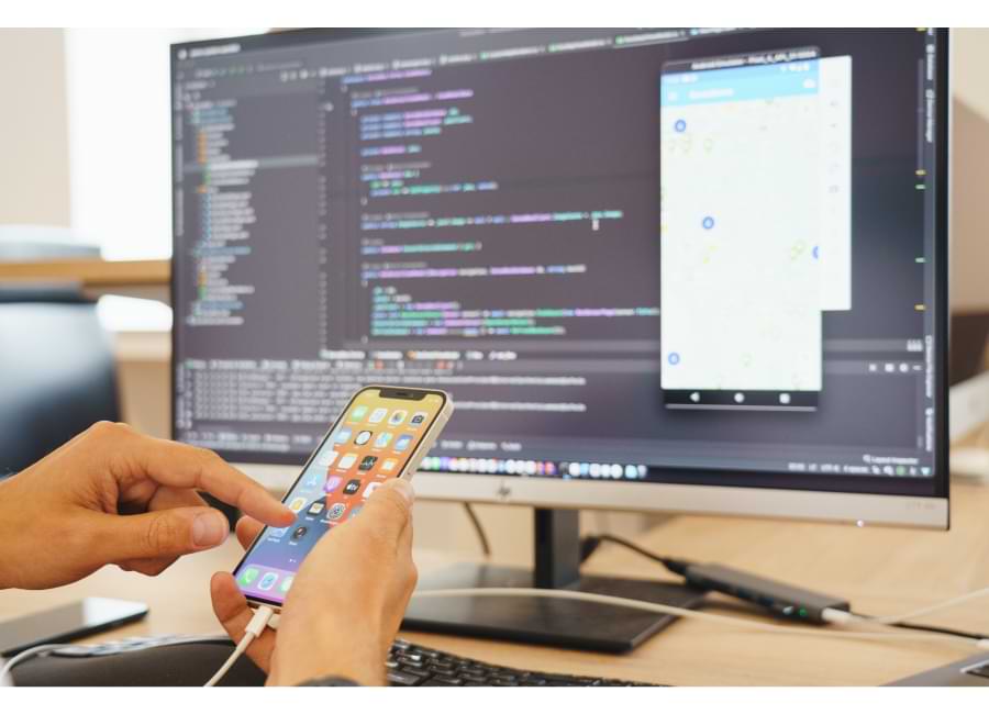 Ein Entwickler-Team bei der Besprechung einer Android-App, die mit .NET MAUI entwickelt wird.