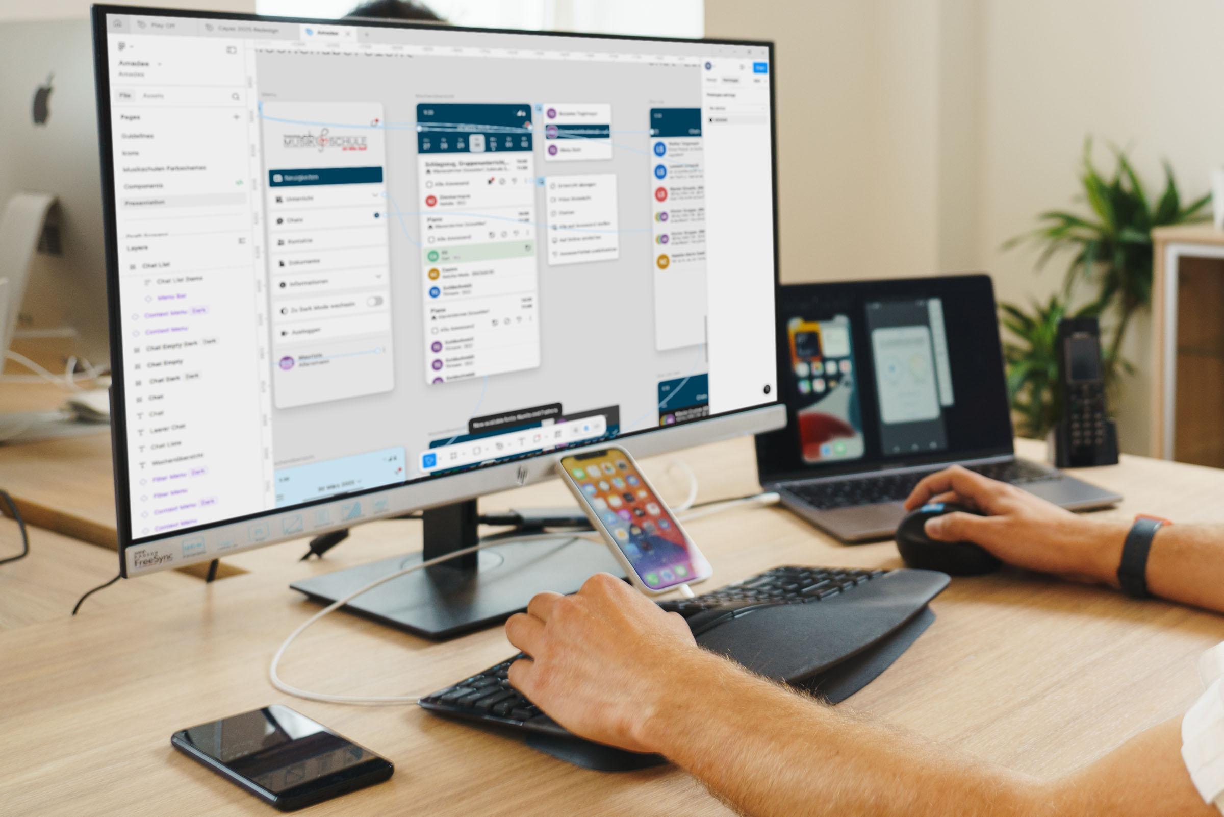 Designer erstellt App-Layout am Computer mit UI/UX-Design-Software – Beispiel für modernes App-Design und User Experience bei Cayas.